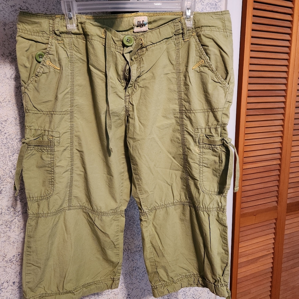Old Navy Capris, size 16